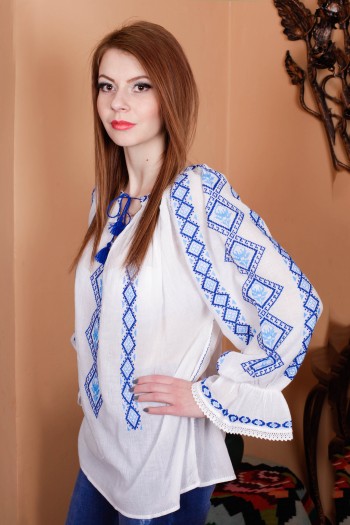 Ie romaneasca maneca lunga Banat bluza traditionala brodata manual cu fir albastru zona Banat