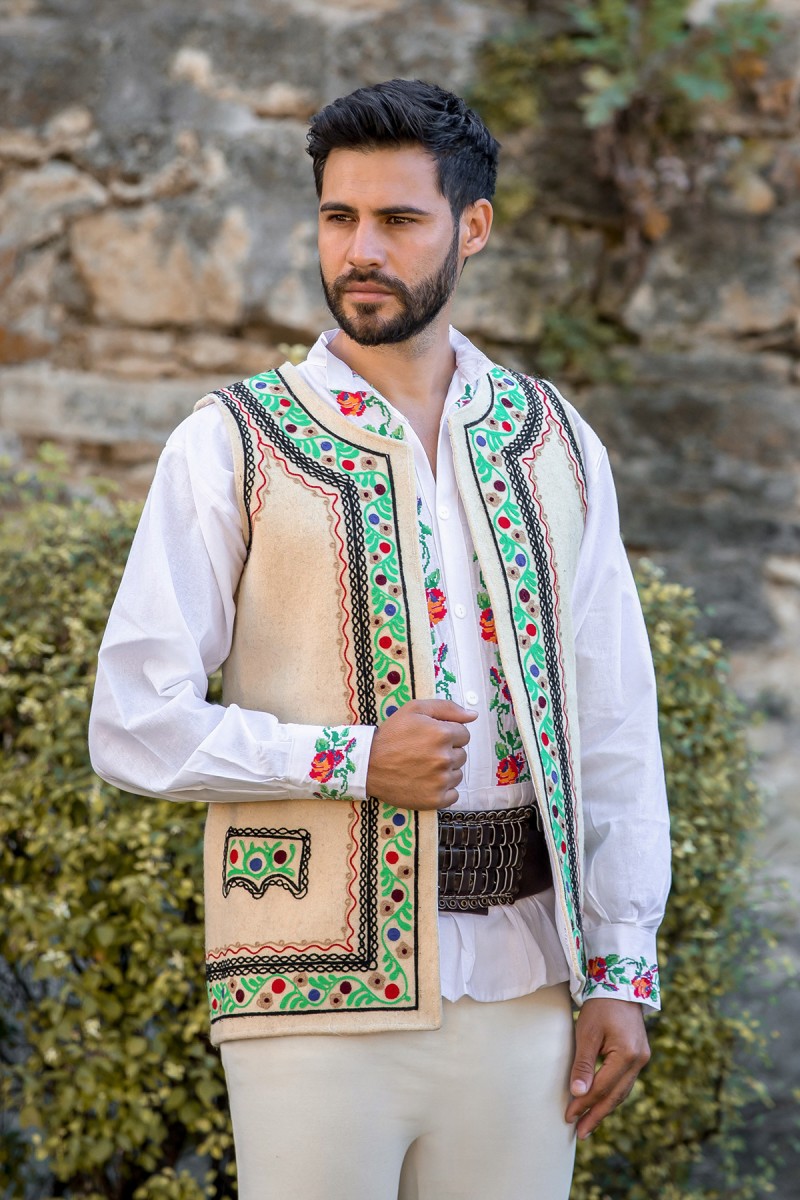 Bundita traditional romaneasca barbati cusuta manual zona Moldova