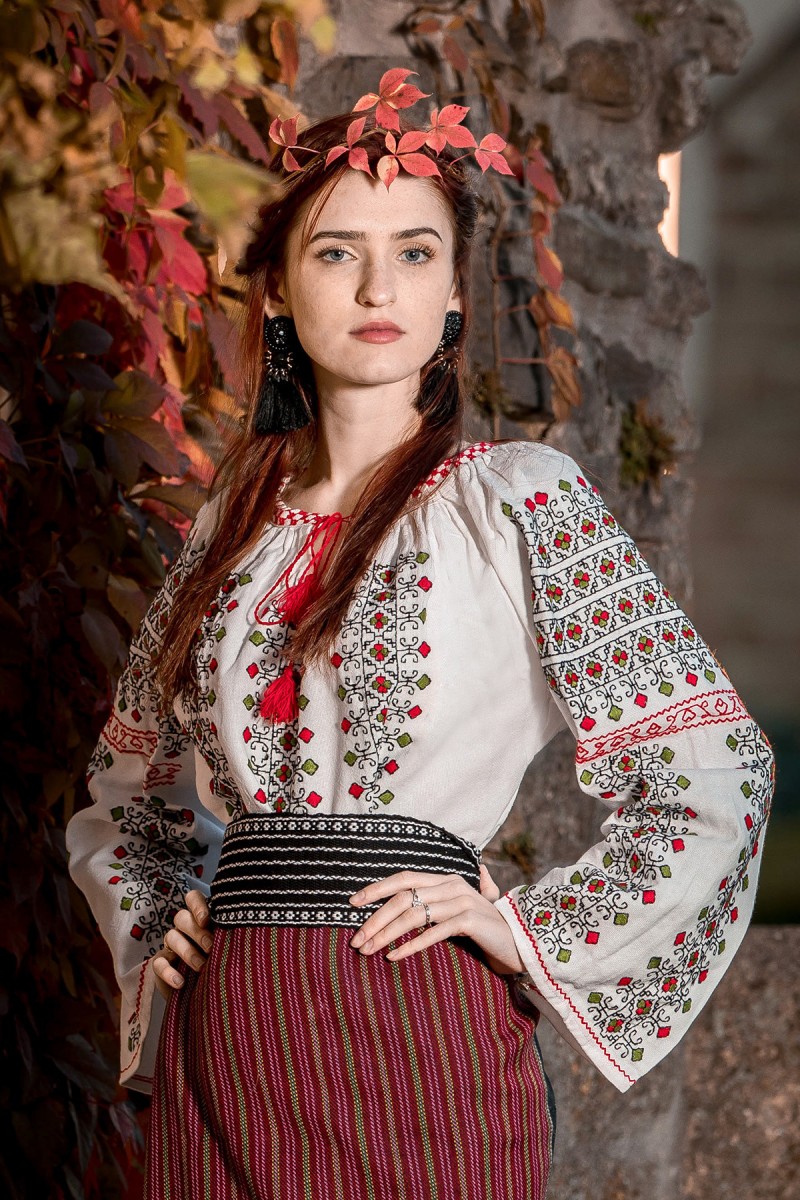 Costum popular autentic Moldova